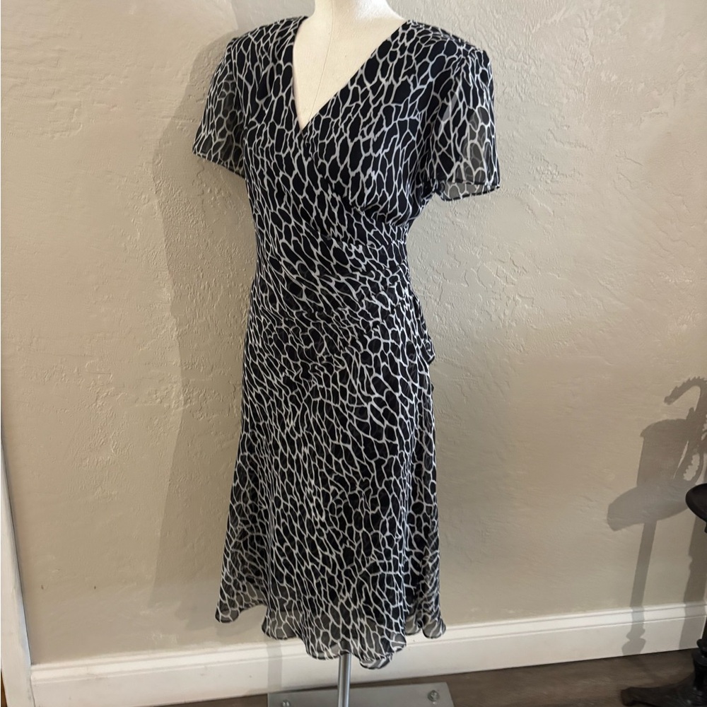 J.B.S.Black and White Patterned V-Neck Women's midi Dress Sz 8